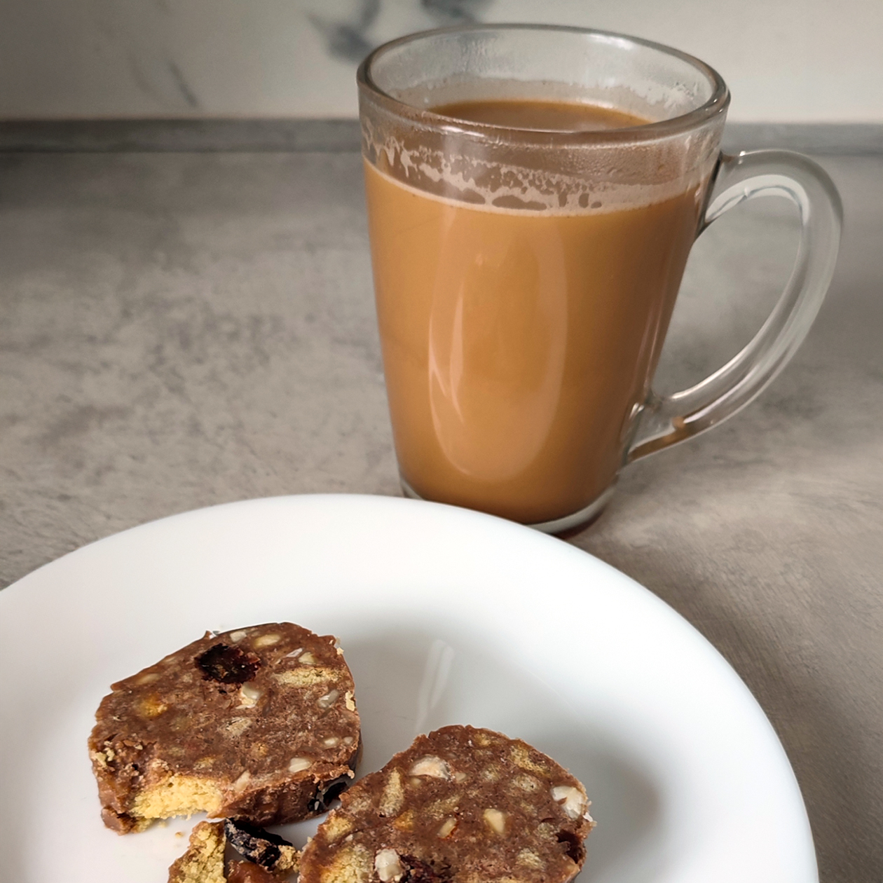 Пробую шоколадную колбасу. Очень сладко, но я все равно довольна: мама в детстве делала такую только на Новый год. Мне нравится, когда есть что-то редкое, «на праздник», что не купишь в любой момент при сегодняшнем изобилии. Отнесу одну родителям к празднику и бабушкам отвезу