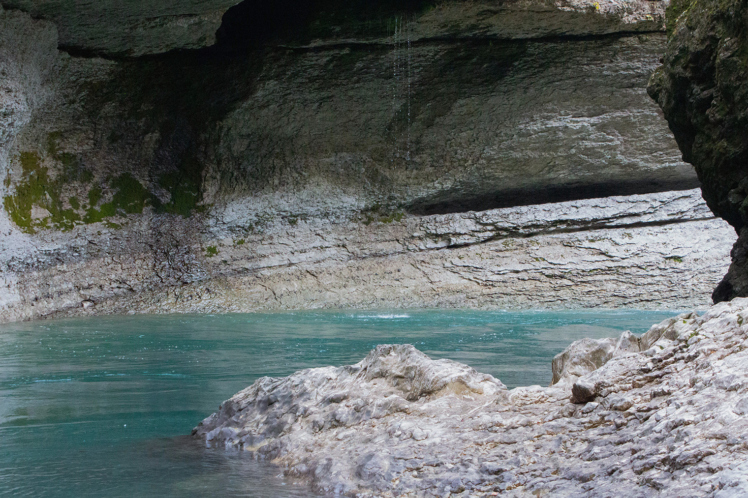 Мне особенно нравится сочетание светлых скал и воды нежно-голубого цвета