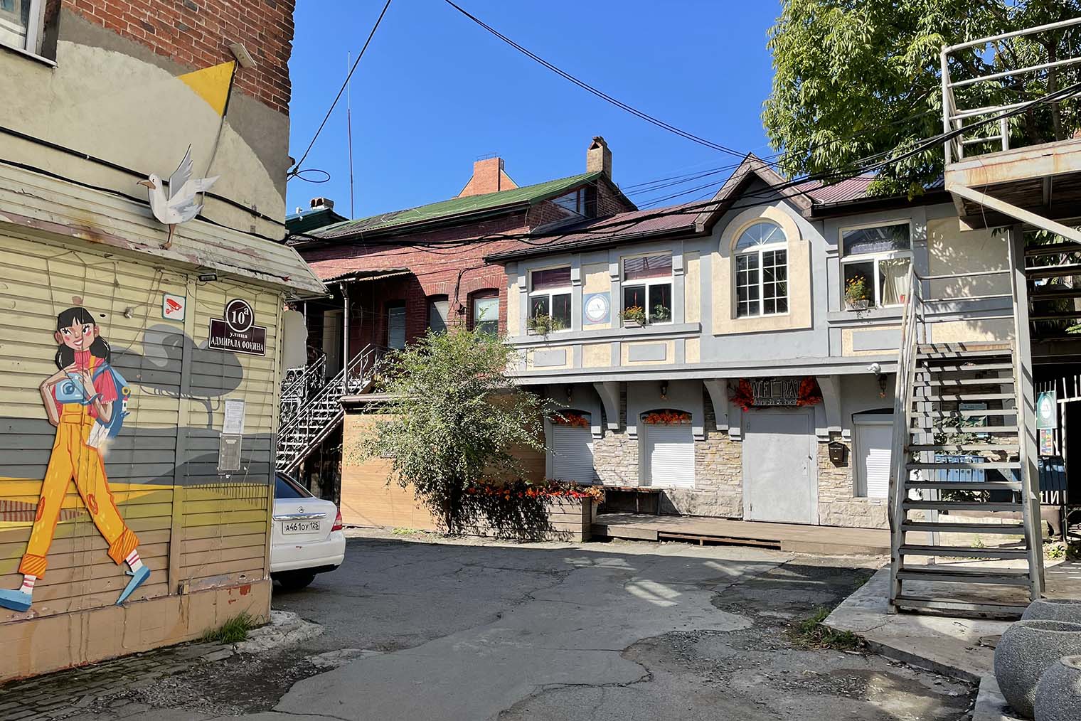 Здания в Миллионке совсем не похожи на те, что стоят на соседних туристических улицах. Например, архитектура на Алеутской или Светланской местами напоминает Москву или Петербург, а Миллионка вызывает в памяти какой-нибудь городок на периферии. © Мария Кузнецова