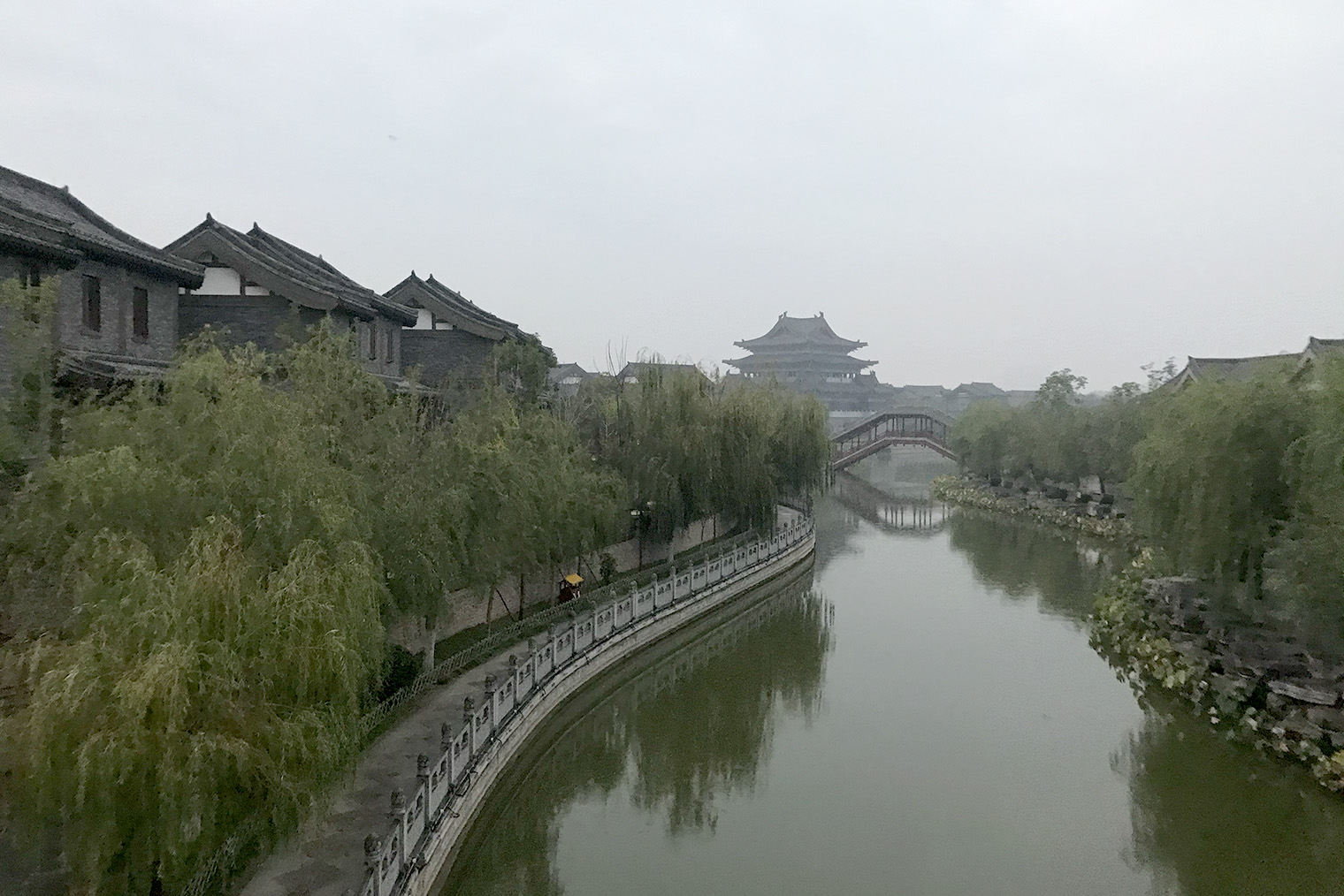 Прогуливаться по Millennium City Park — одно удовольствие. Всем, кто будет в Кайфыне, рекомендую его посетить и заложить на парк целый день, чтобы никуда не спешить и наслаждаться видами
