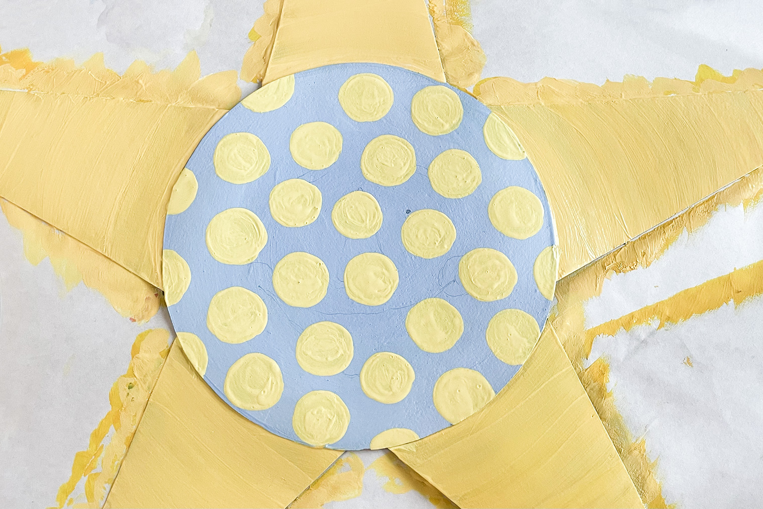 Не обязательно, чтобы круги умещались целиком, — добавьте беспорядка: по краям нарисуйте половинку или четвертинку горошка