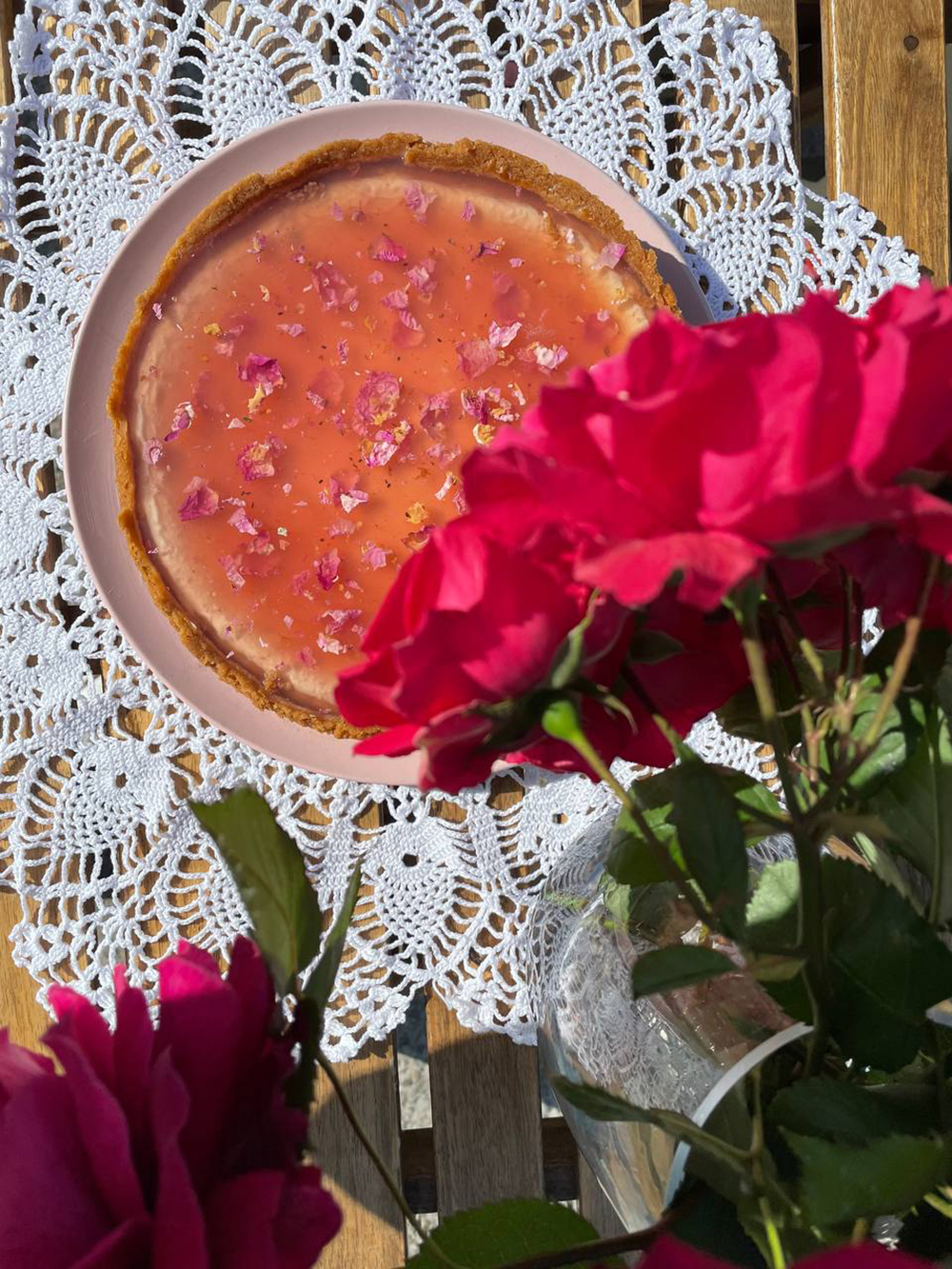 В кофейне «Рассвет» можно попробовать клубничный чизкейк с розой