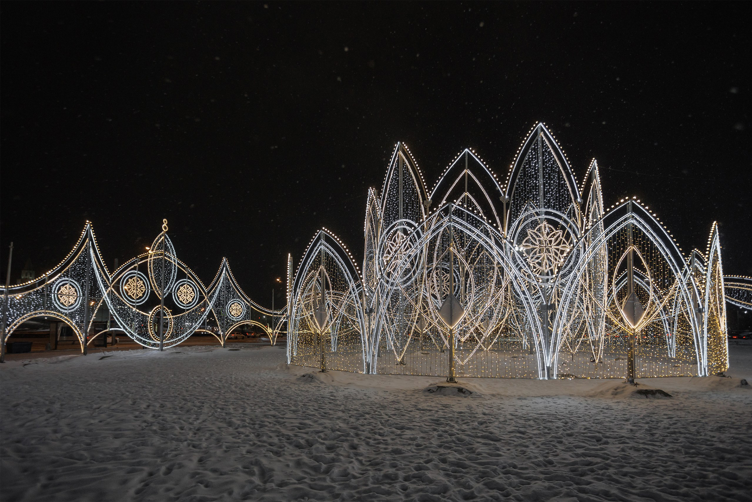 На площади Тысячелетия поставили светящуюся инсталляцию с коронами