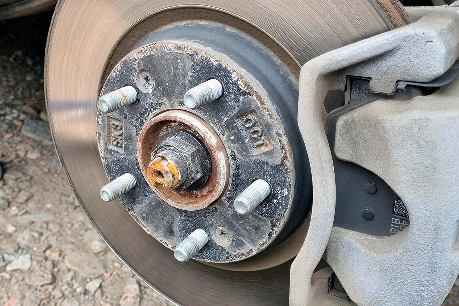 На ступице со шпильками колесо фиксируют гайками. Чтобы точно центрировать диск, используют центральный выступ на ступице. © Константин Ищенко