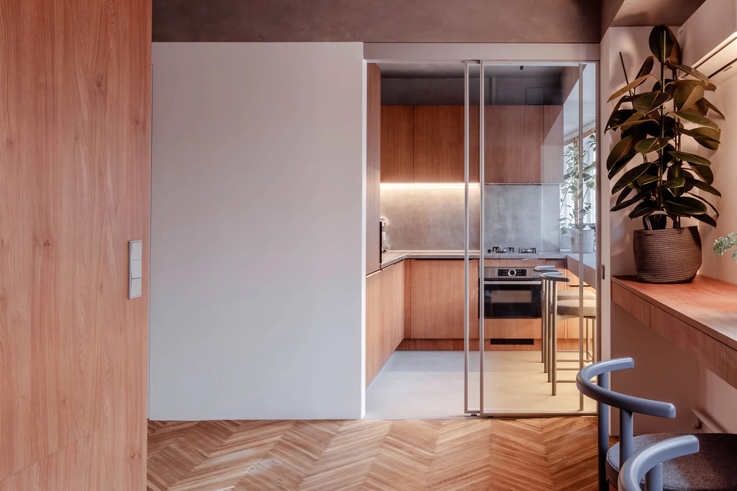 В этом интерьере потолок — это спокойная, архитектурно-цельная плоскость, ровная и без лепнины. Потолок работает в связке со стенами и мебелью, поддерживая общую идею упорядоченности и рациональности, характерную для модернизма. © ruetemple.ru