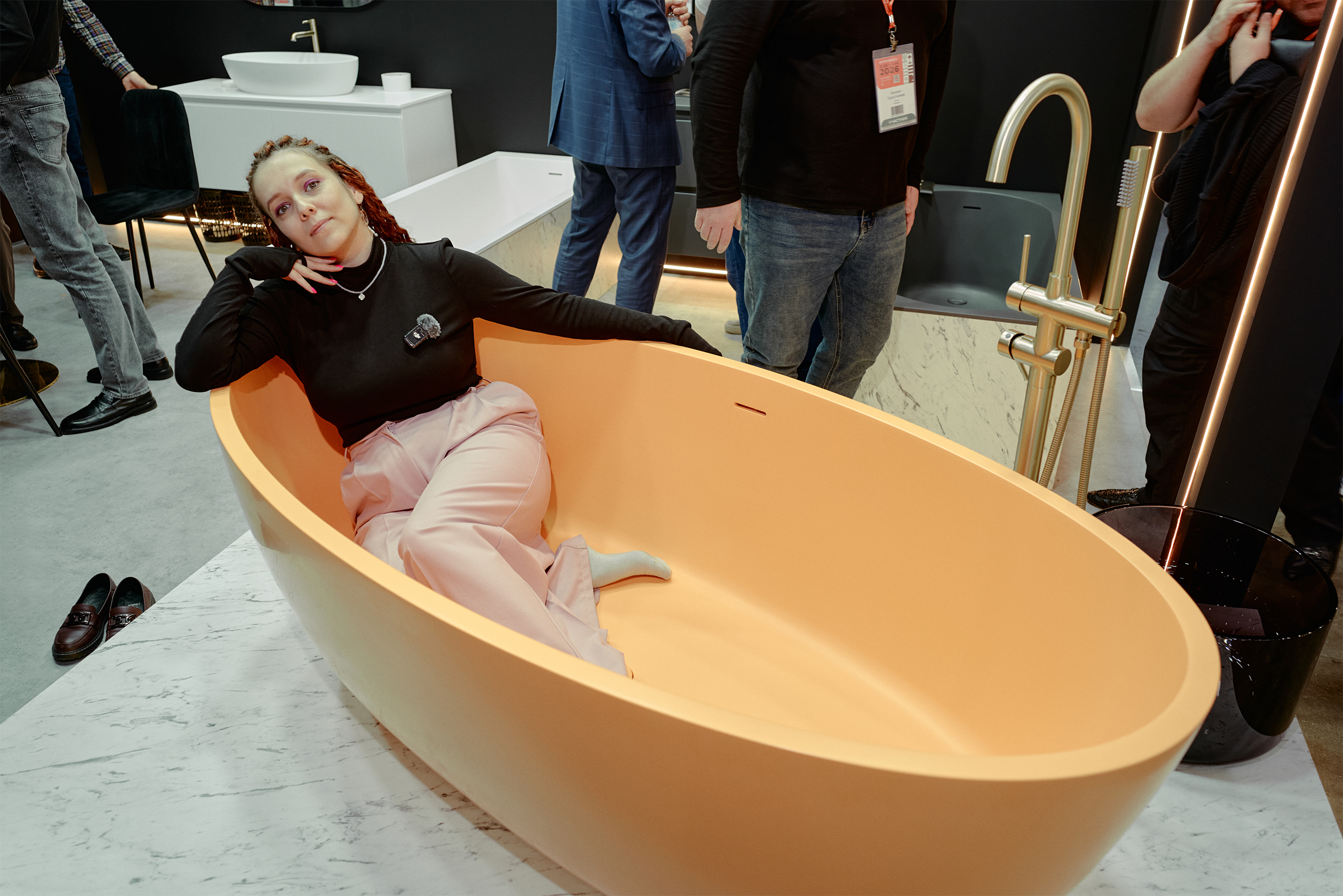 Есть варианты светлее. Обратите внимание, как хорошо этот сочетается с золотым смесителем. В этот раз нас не выгнали ни из одной ванны