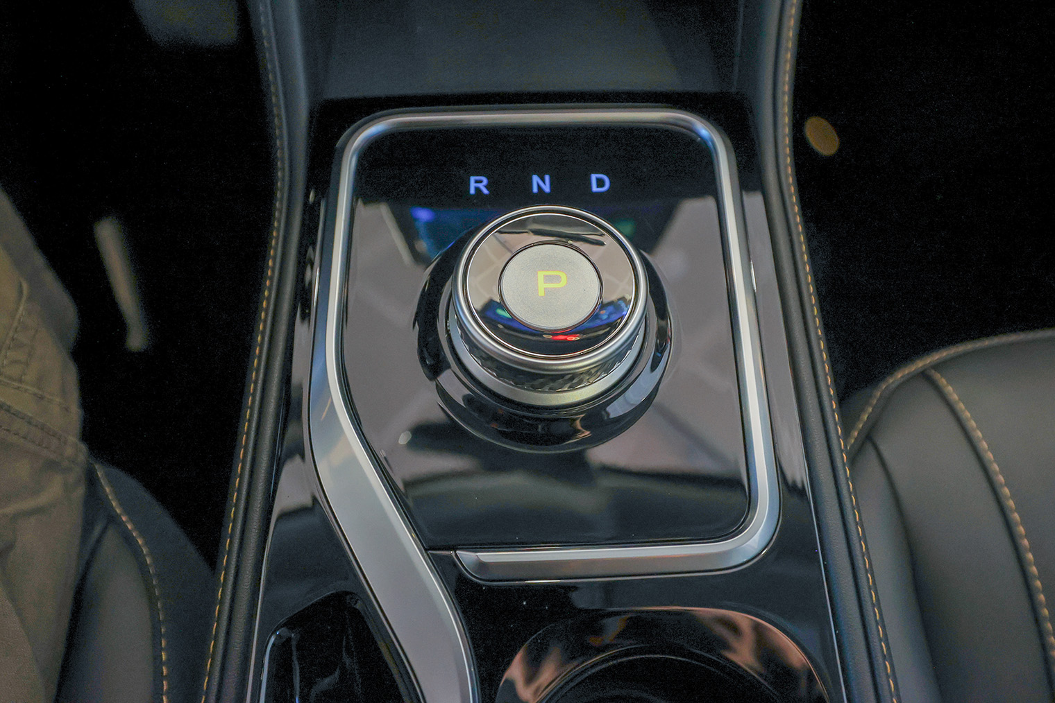 У электрического кроссовера режимы езды переключаются шайбой на центральном тоннеле. Фотография: Александр Демьянчук / ТАСС