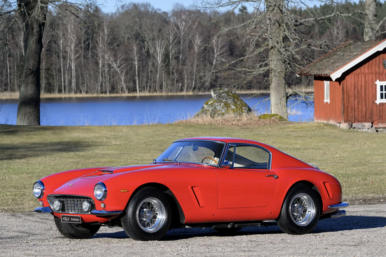 В таком кузове было выпущено 165 автомобилей. Эту Ferrari 250 GT SWB Berlinetta сняли в американской комедии 1968 года «Фольксваген⁠-⁠жук». Фотография: Tim Scott / rmsothebys.com