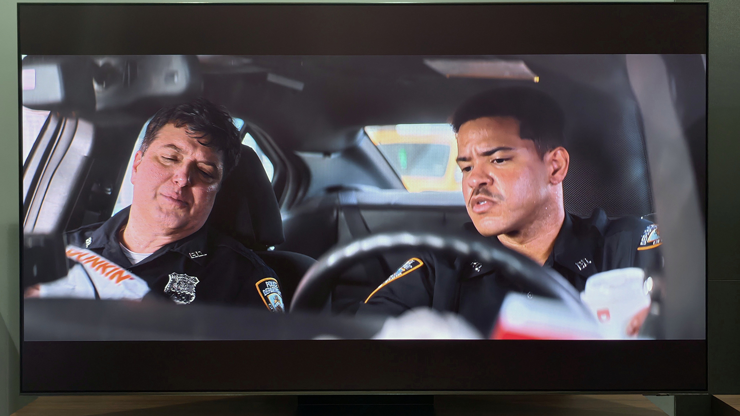 Матовый Samsung, QD-OLED S95F — фирменное антибликовое покрытие решает проблему отражений. Но контрастность в светлом помещении сильно падает. Этот телевизор тоже лучше смотреть в темноте