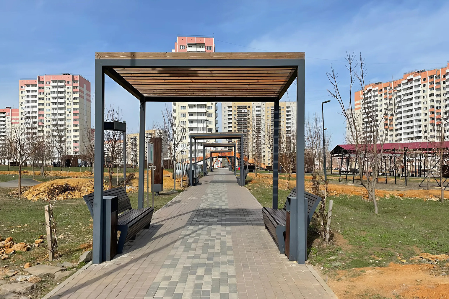 Комбинированная пергола в парке
