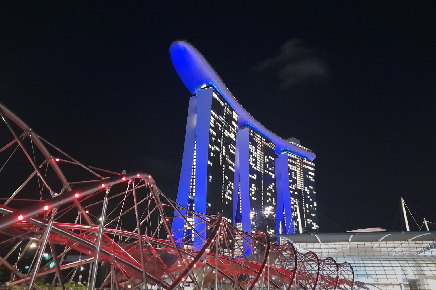 Отель Marina Bay Sands и мост Helix Bridge, который из-за дизайна в виде двух переплетающихся спиралей прозвали мостом ДНК. Он проходит через залив и соединяет две точки района: Марина-Центр и Марина-Саут
