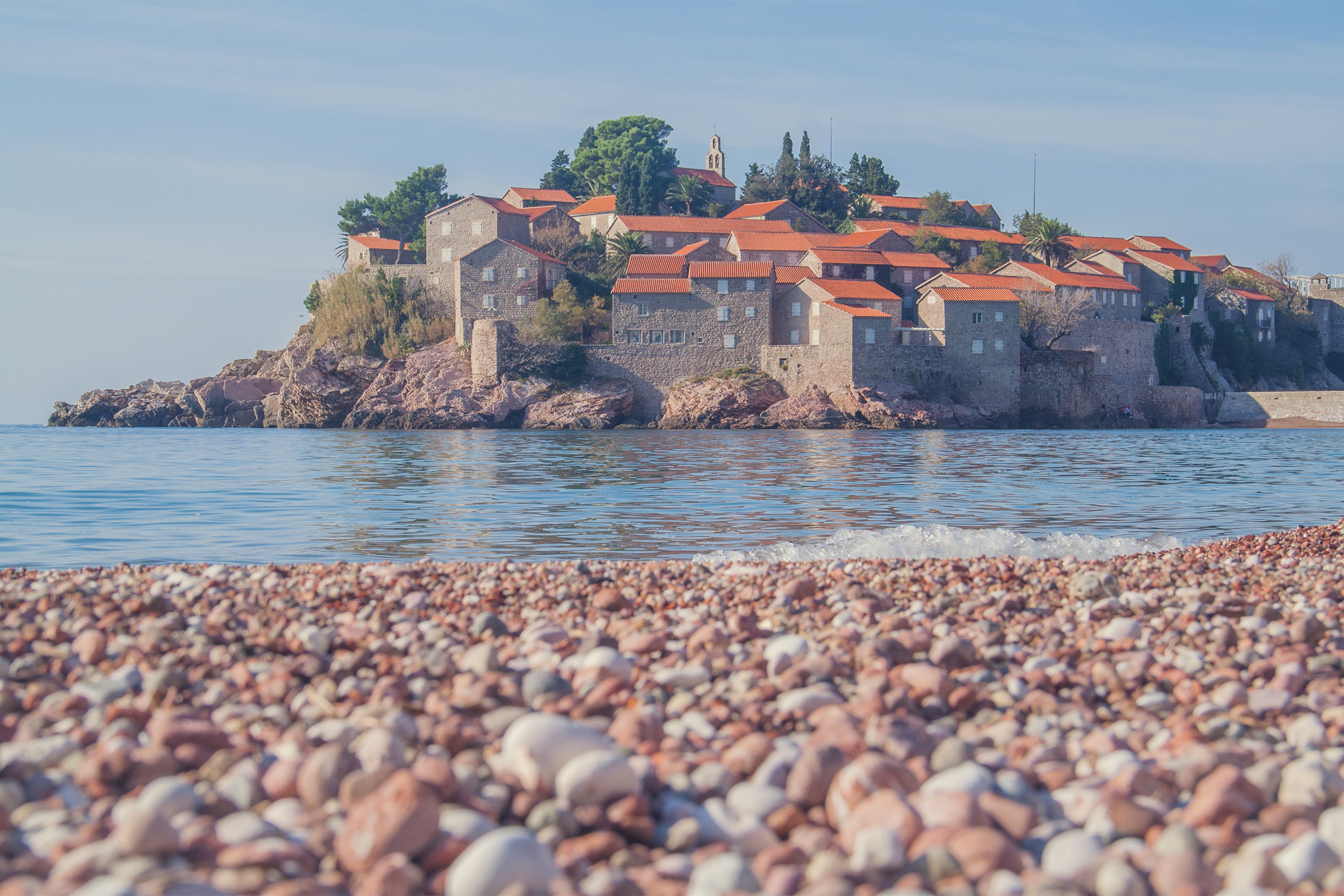 Прекрасным солнечным днем я посетила Свети-СтефанСвети-Стефан — курортный поселок и остров в общине Будва. Погода была настолько теплая, что решилась даже искупаться и позагорать