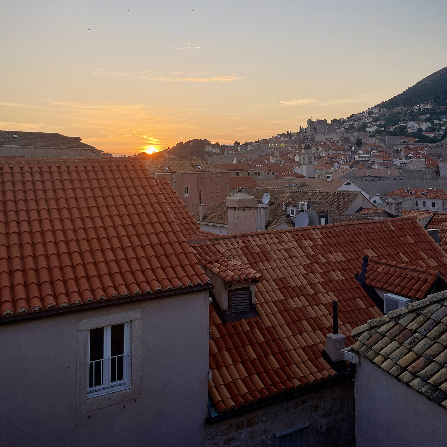 Красные черепичные крыши — часть исторического облика Дубровника. Особенно хорошо смотрятся в закатном солнце