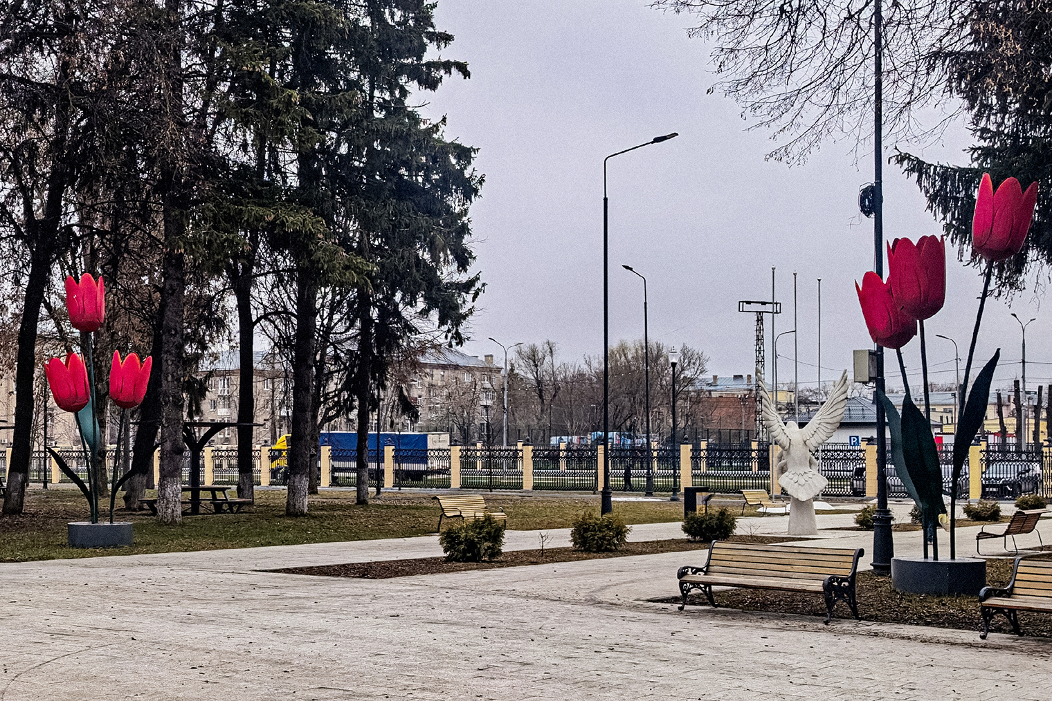 У входа в парк Мира посетителей встречает голубь мира. Место находится не в центральной части города, но очень рекомендуем заглянуть. Здесь можно погулять и провести время с детьми на нескольких детских площадках. Парк отлично модернизировали по программе «Парки Подмосковья»