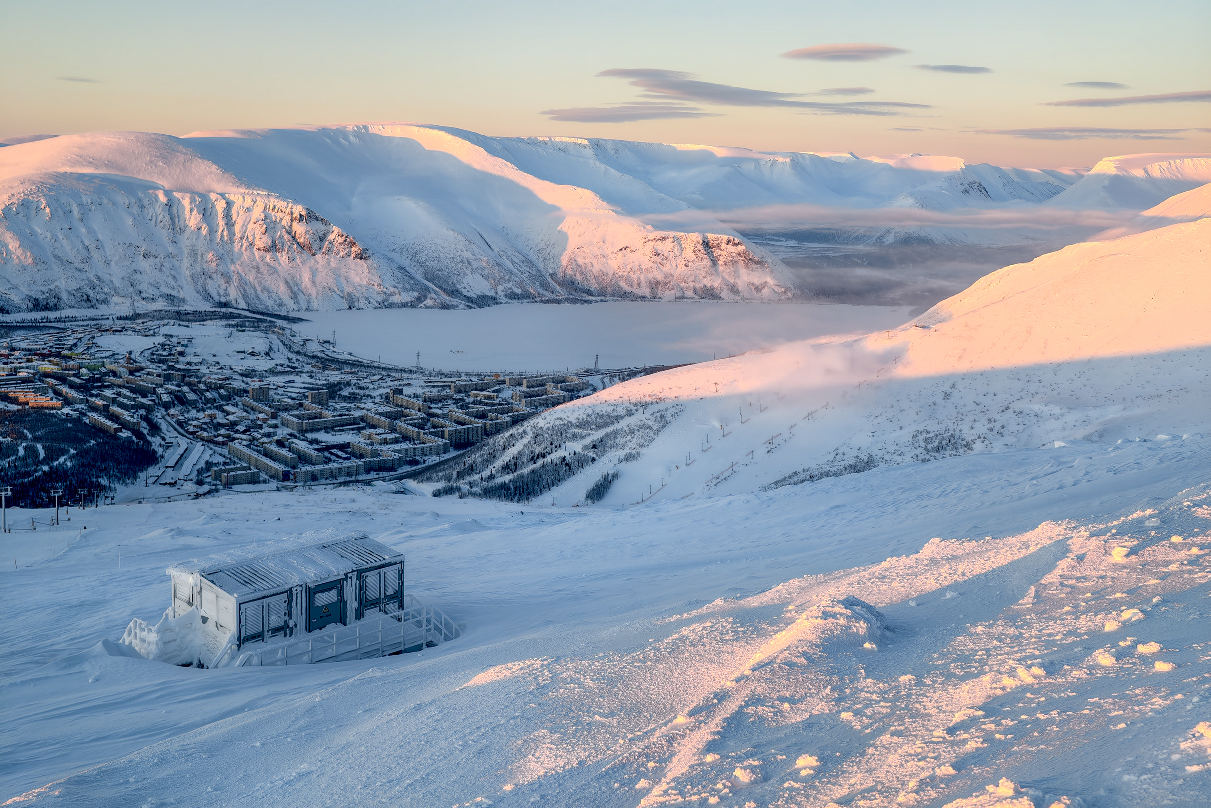 Можно было бы забраться еще выше, но в одиночку по сугробам не полезла