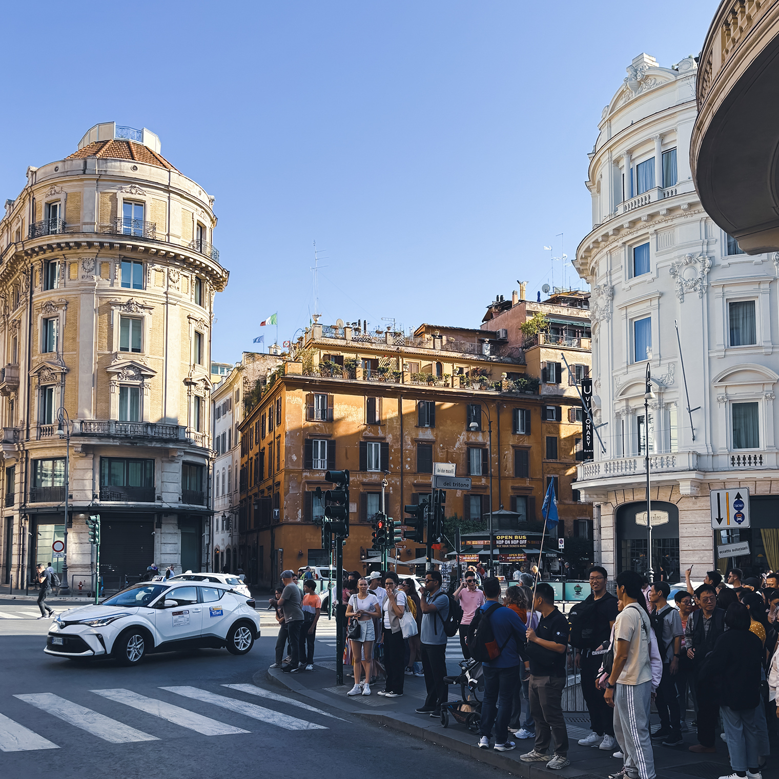 Количество людей на улицах Рима зашкаливало