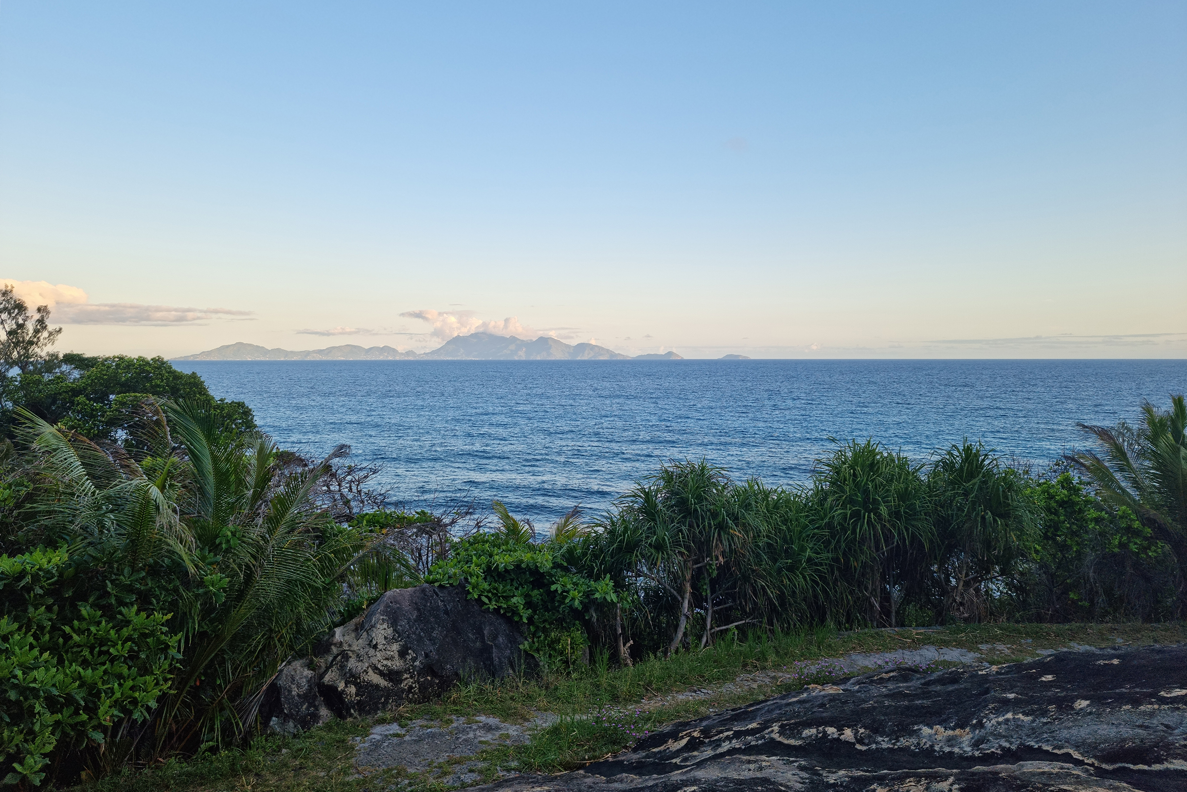 Вид на Маэ — главный остров архипелага, где расположена одноименная столица. До него около 20 километров или 40 минут на спидботеСпидбот — скоростной катер для морских прогулок и экскурсий