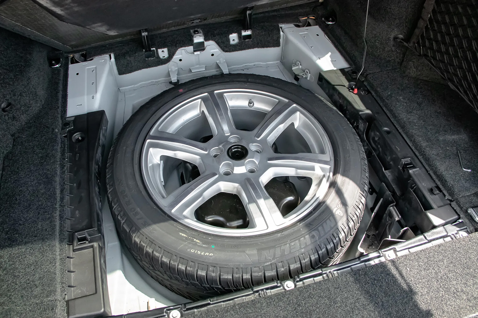 В отличие от многих внедорожников, запасное колесо у «Мамы» хранится в багажнике, а не под ним. Но достать его непросто. Источник: bringatrailer.com