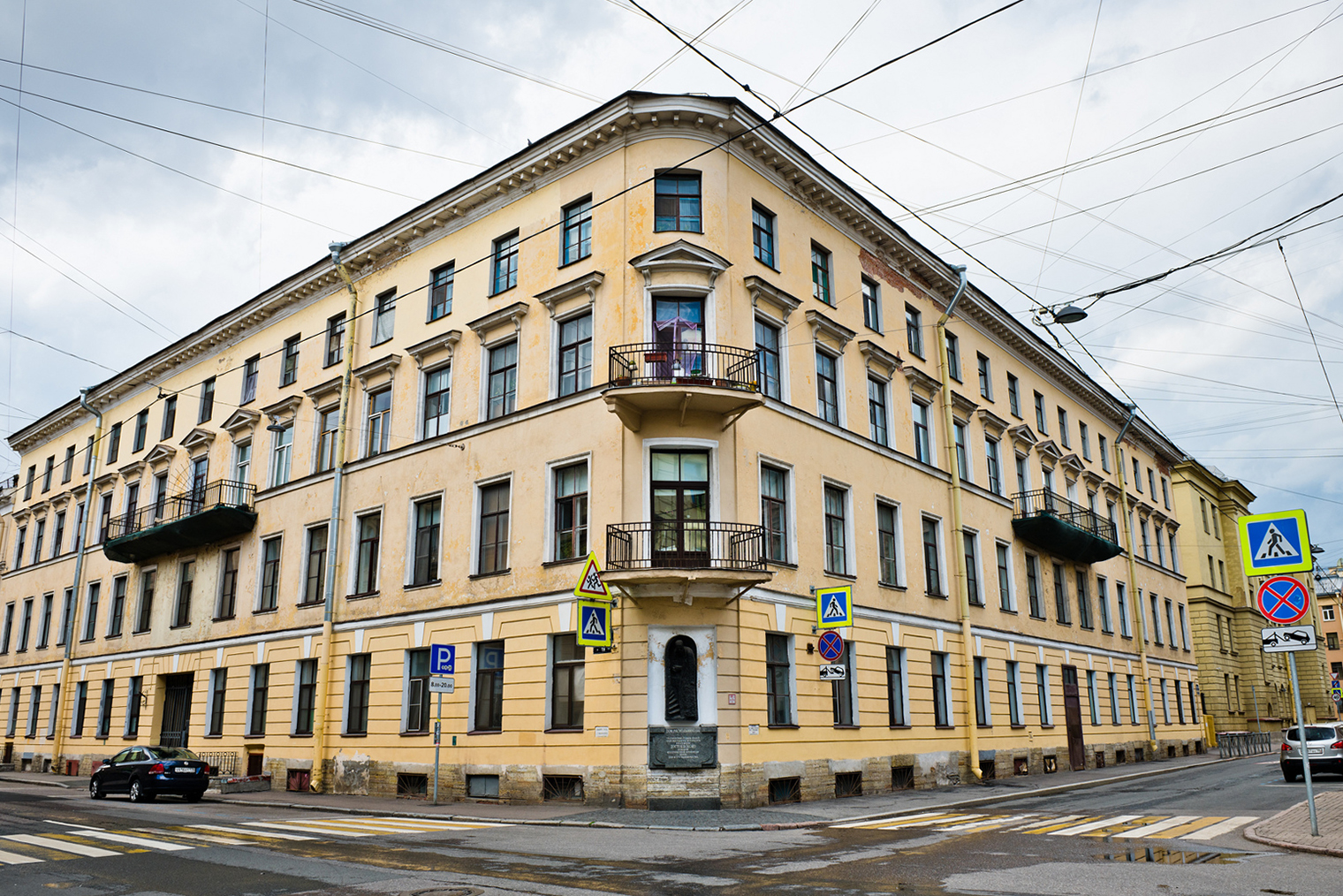 Доходный дом на Гражданской 19 считается прототипом дома Родиона Раскольникова. Построен в 1831 году, в 1970-х пережил капитальный ремонт. Фотография: E. O. / Фотобанк Лори