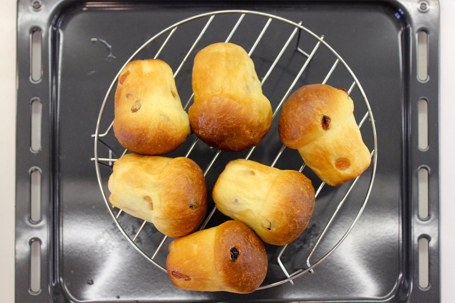 Пропитанные бабы можно положить на решетку с поддоном, чтобы дать стечь лишнему сиропу. Но это не обязательно