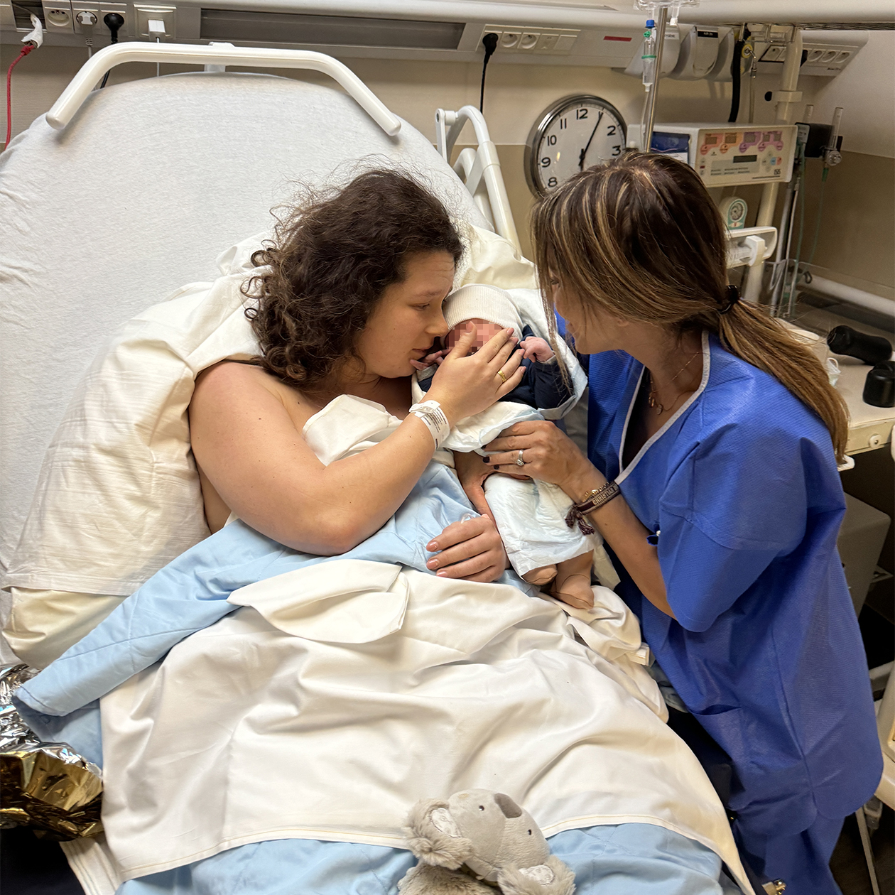 Спустя два часа отдыха после родов я наконец почувствовала руки и смогла взять малыша