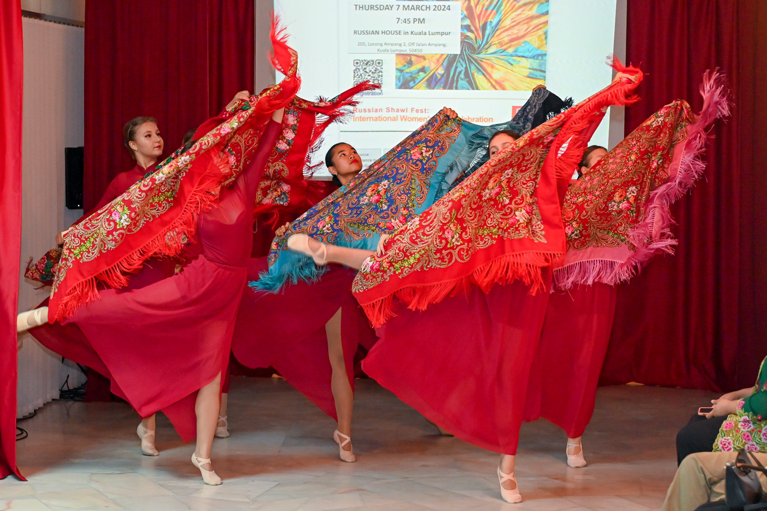 Мероприятие открыли танцем с платками. Фотография: Русский дом в Куала-Лумпуре