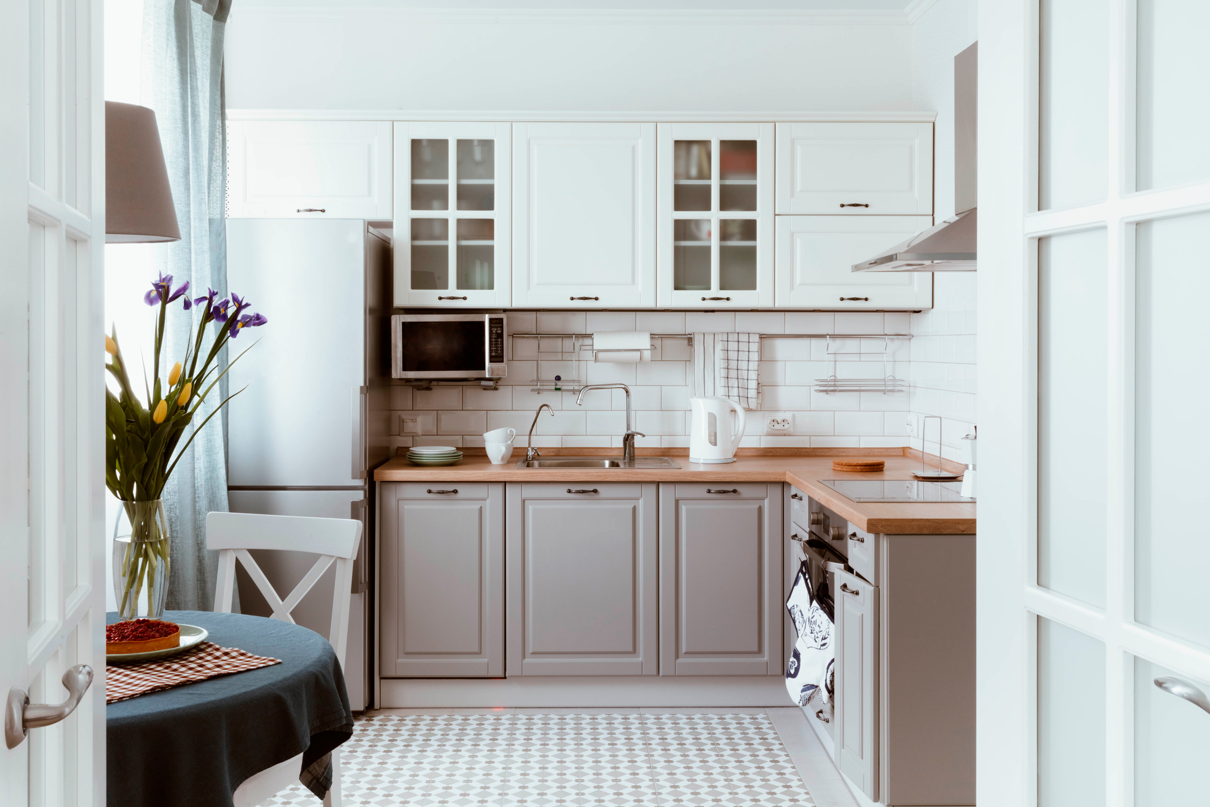 Скандинавский стиль отлично подойдет для небольших кухонь. При желании верхние ящики можно сделать высокими до потолка или убрать и заменить на полки. Фотография: tartanparty / Shutterstock / FOTODOM