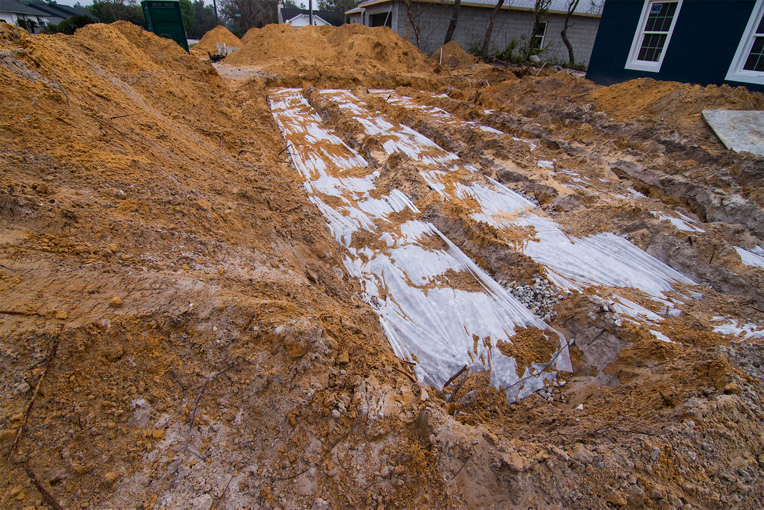 Поле фильтрации почти готово: видны параллельные трубы в щебеночной подушке, обмотанные геотекстилем. © Pelow Media / Shutterstock / FOTODOM