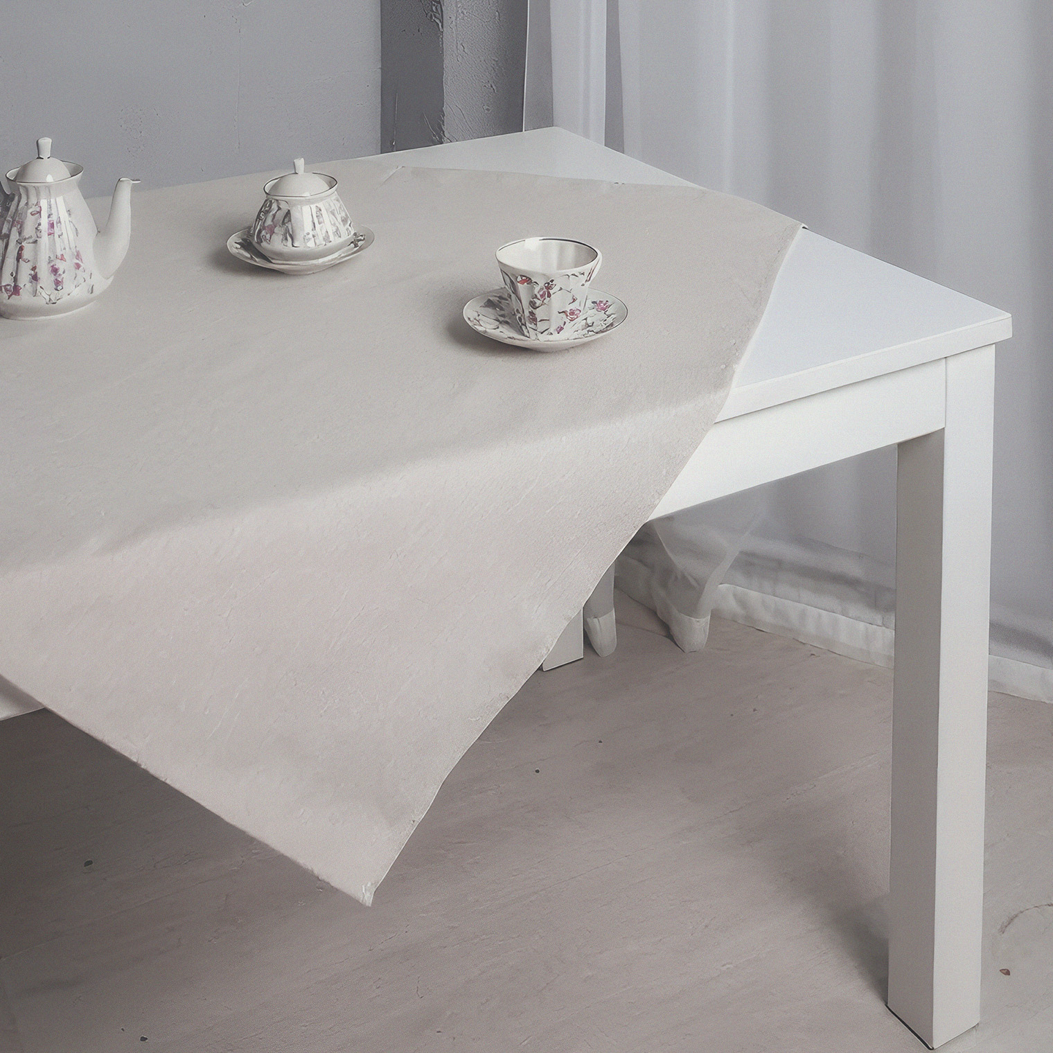 Обычно наперон чуть больше столешницы. Иногда его расстилают по диагонали, а углы стола оставляют открытыми. Этот наперон подошел бы для классической сервировки. Источник: ozon.ru