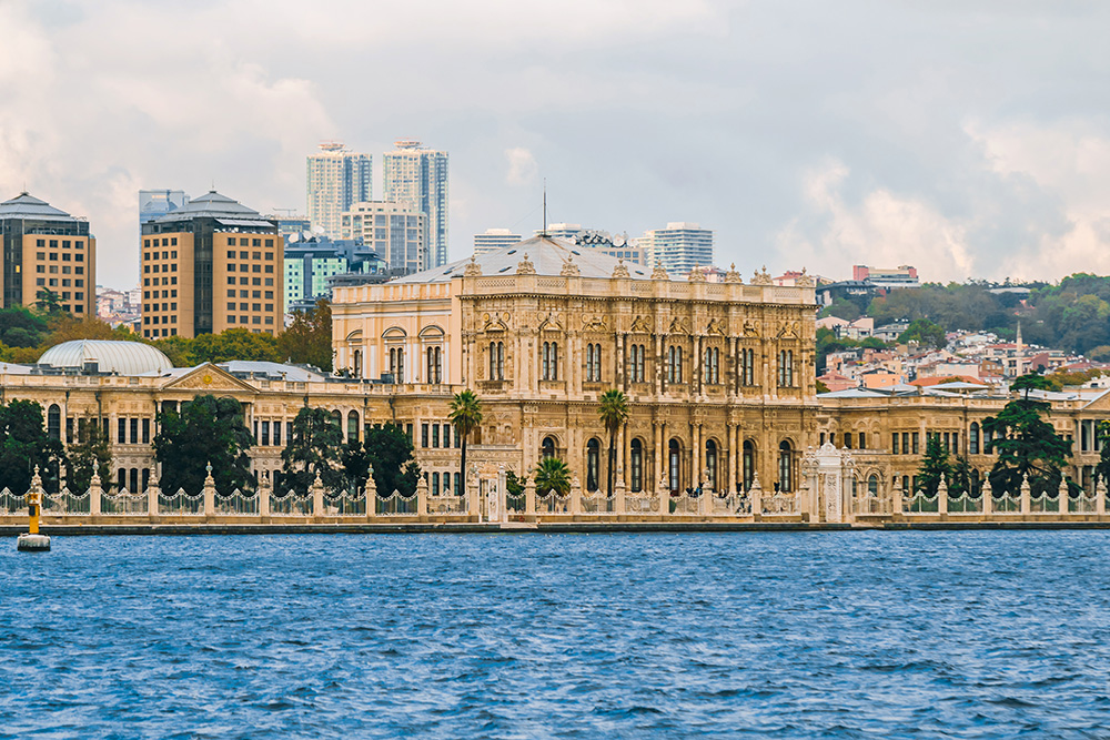 Вид на дворец со стороны пролива Босфор. Фото: Yodgi / Shutterstock