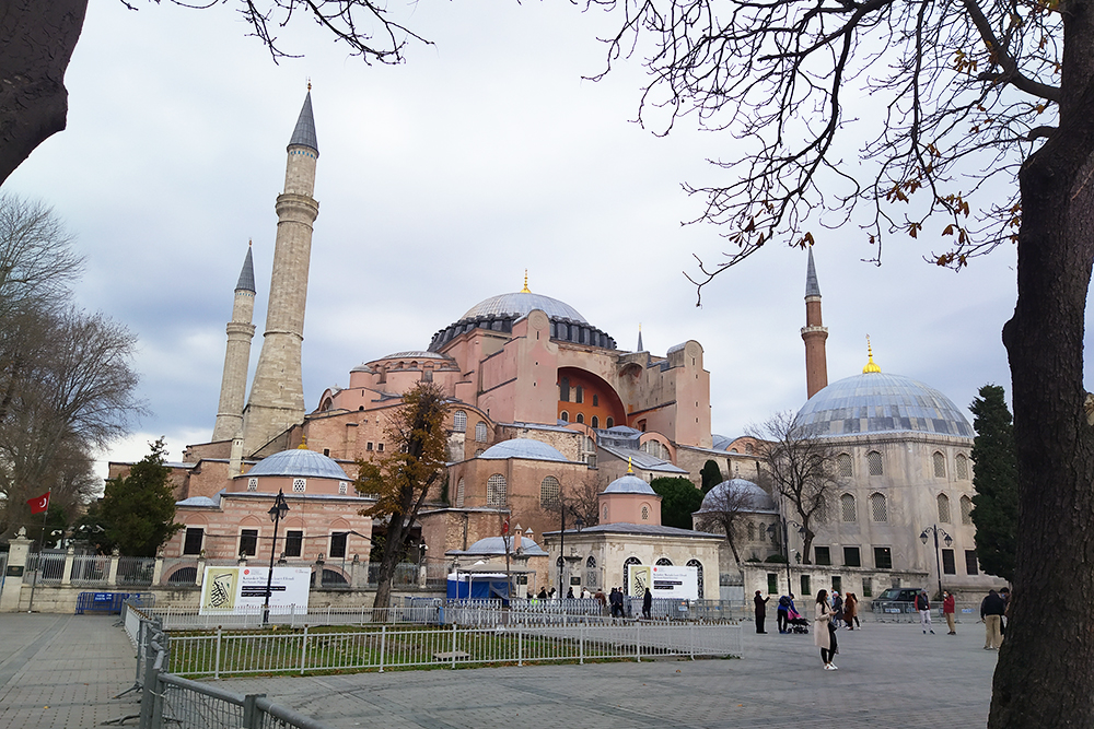 Вид на мечеть с площади Султанахмет