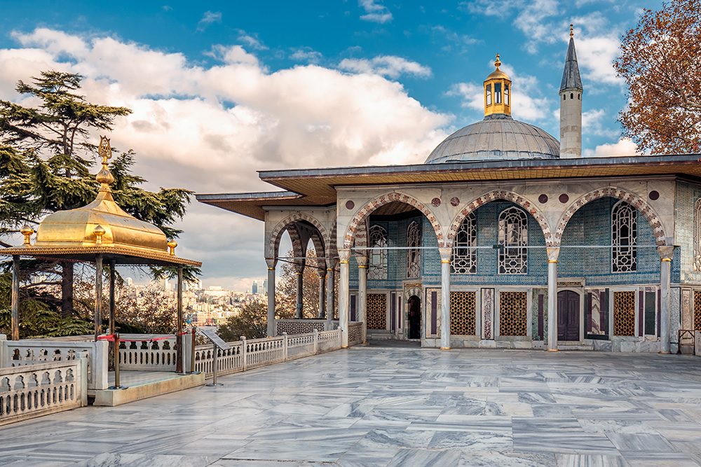 Слева — золотая беседка Султана. Фото: Ruslan Kalnitsky / Shutterstock