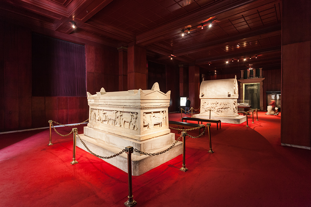 Саркофаги в музее. Фото: saiko3p / Shutterstock