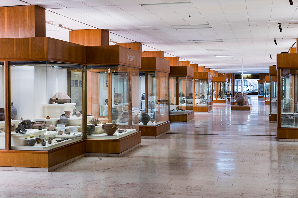 Древние экспонаты в Археологическом музее. Фото: Lestertair / Shutterstock