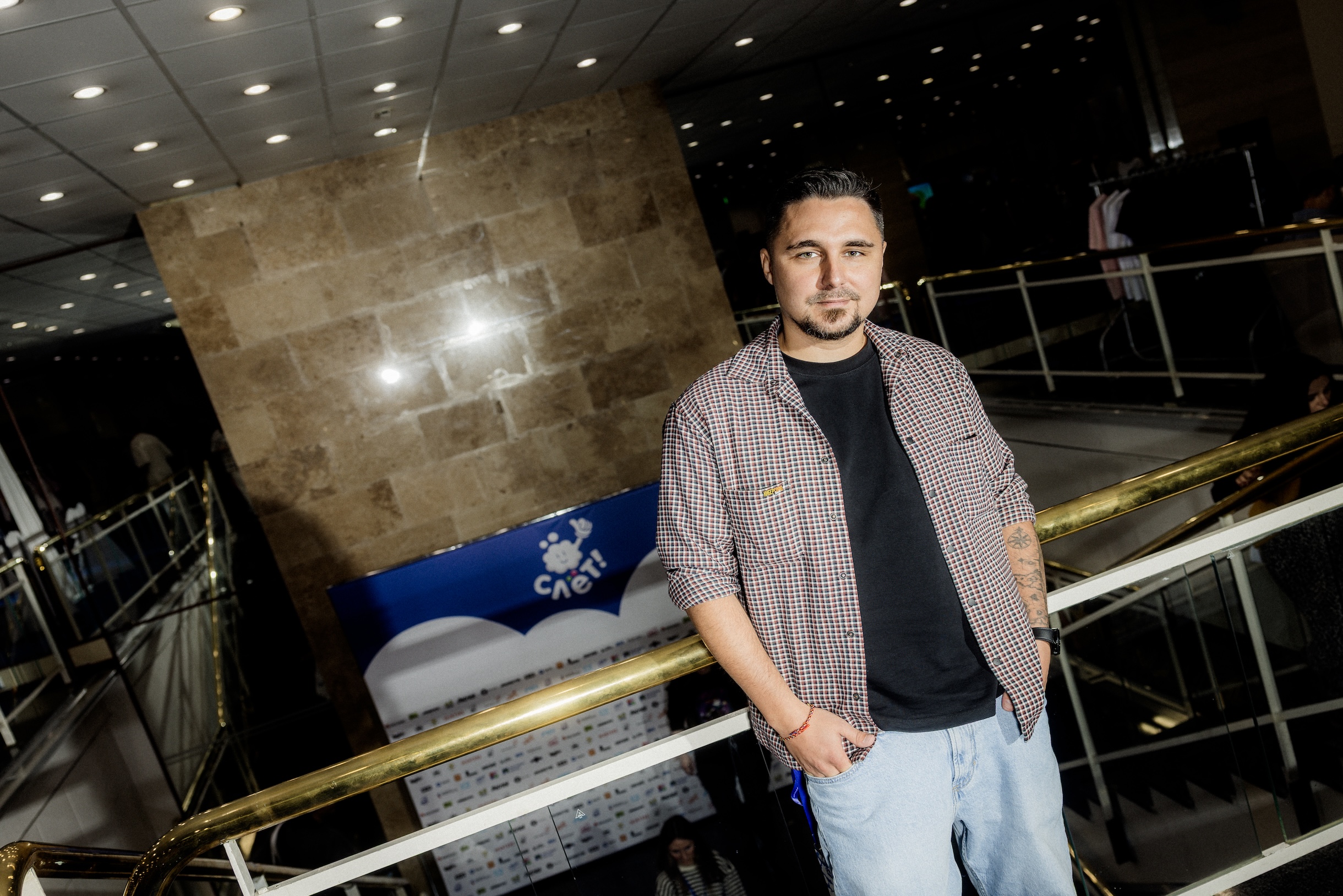 «Самое сложное — тебе приходится совмещать производственную деятельность и художественную. Быть продюсером и режиссером одновременно — это вообще плохая история», — уточняет Дмитриев