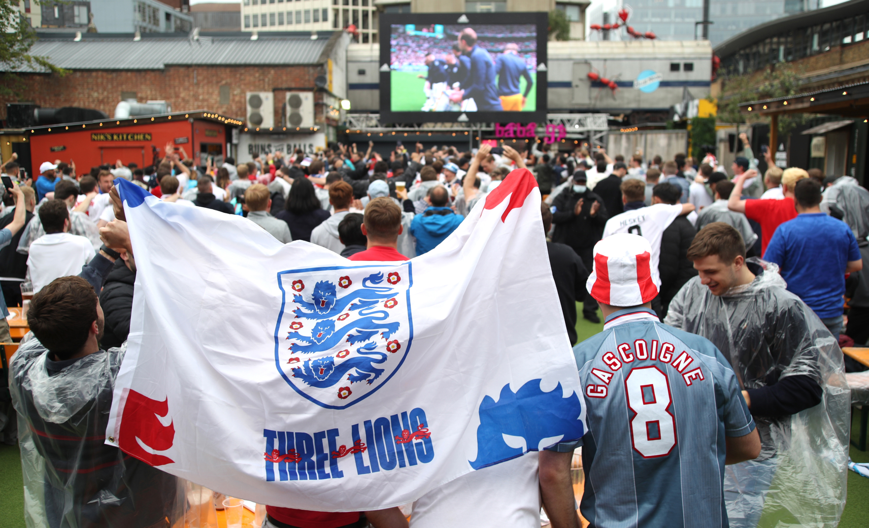 Болельщики в пабе