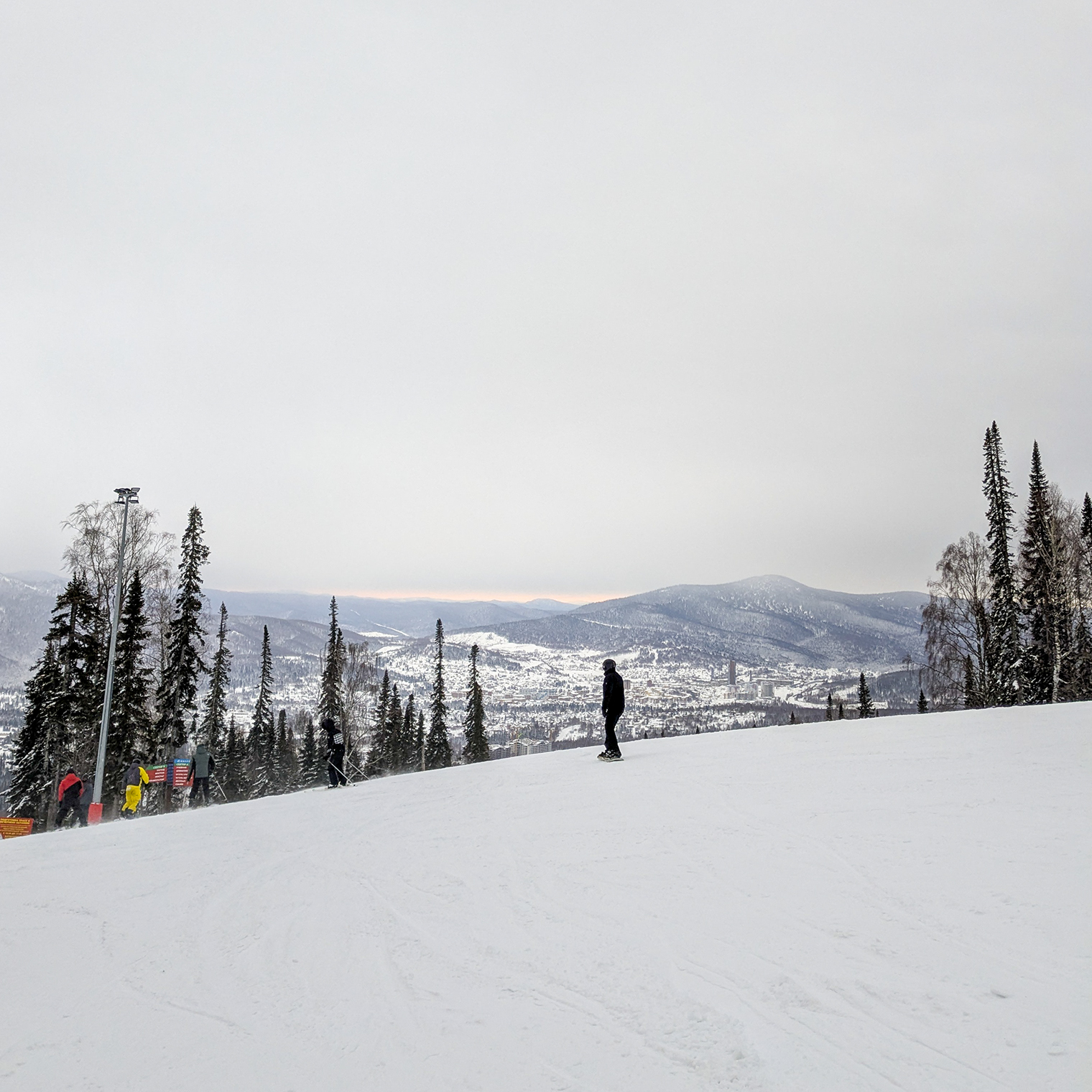 На склоне. Виднеется рассвет