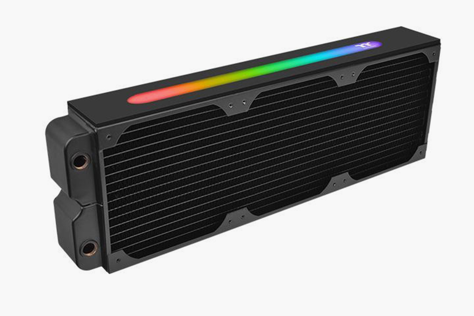Это трехсекционный радиатор со встроенной RGB⁠-⁠подсветкой. Стоимость — 11 199 ₽ в DNS