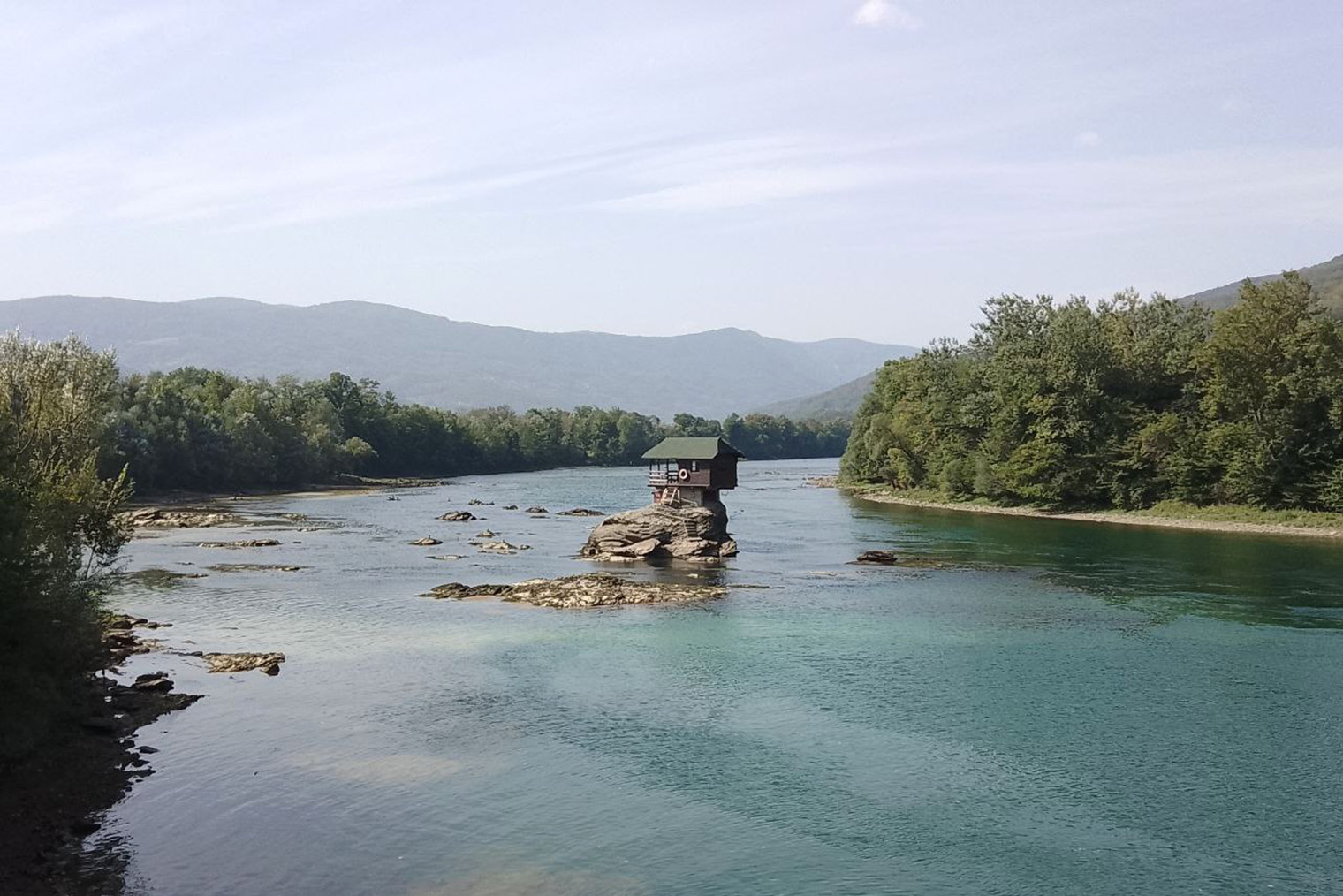 По дороге заехали посмотреть на домик на реке Дрине — по одной из легенд, он когда⁠-⁠то был пограничным пунктом между Сербией и Боснией
