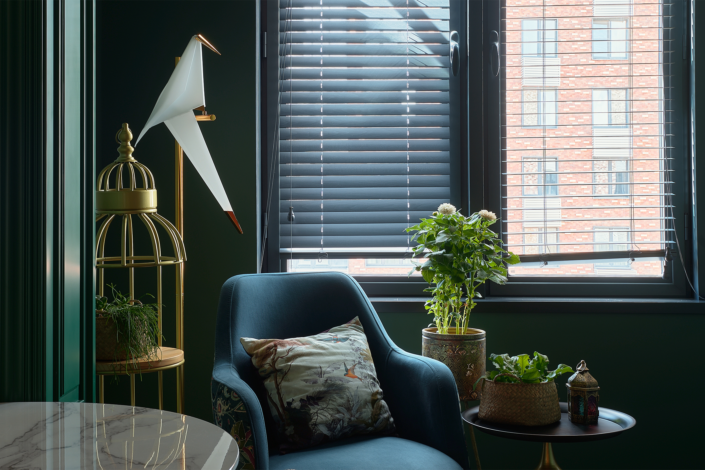 Обратите внимание, что на ручках кресла тоже есть флоральный принт — он делает интерьер балкона насыщеннее, потому что там нет второго контрастного цвета для этой задачи