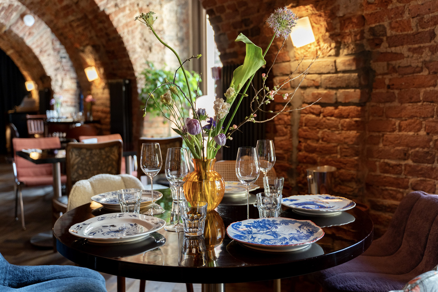 Интерьер этого ресторана italy&co своей эклектикой напоминает их другие проекты: немного Salone pasta&bar, немного Juan Cantina Espanola