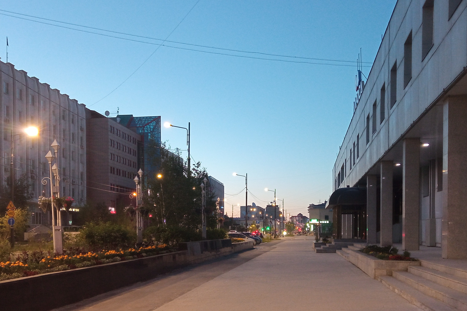 Главная улица Якутска — проспект Ленина — июльской ночью