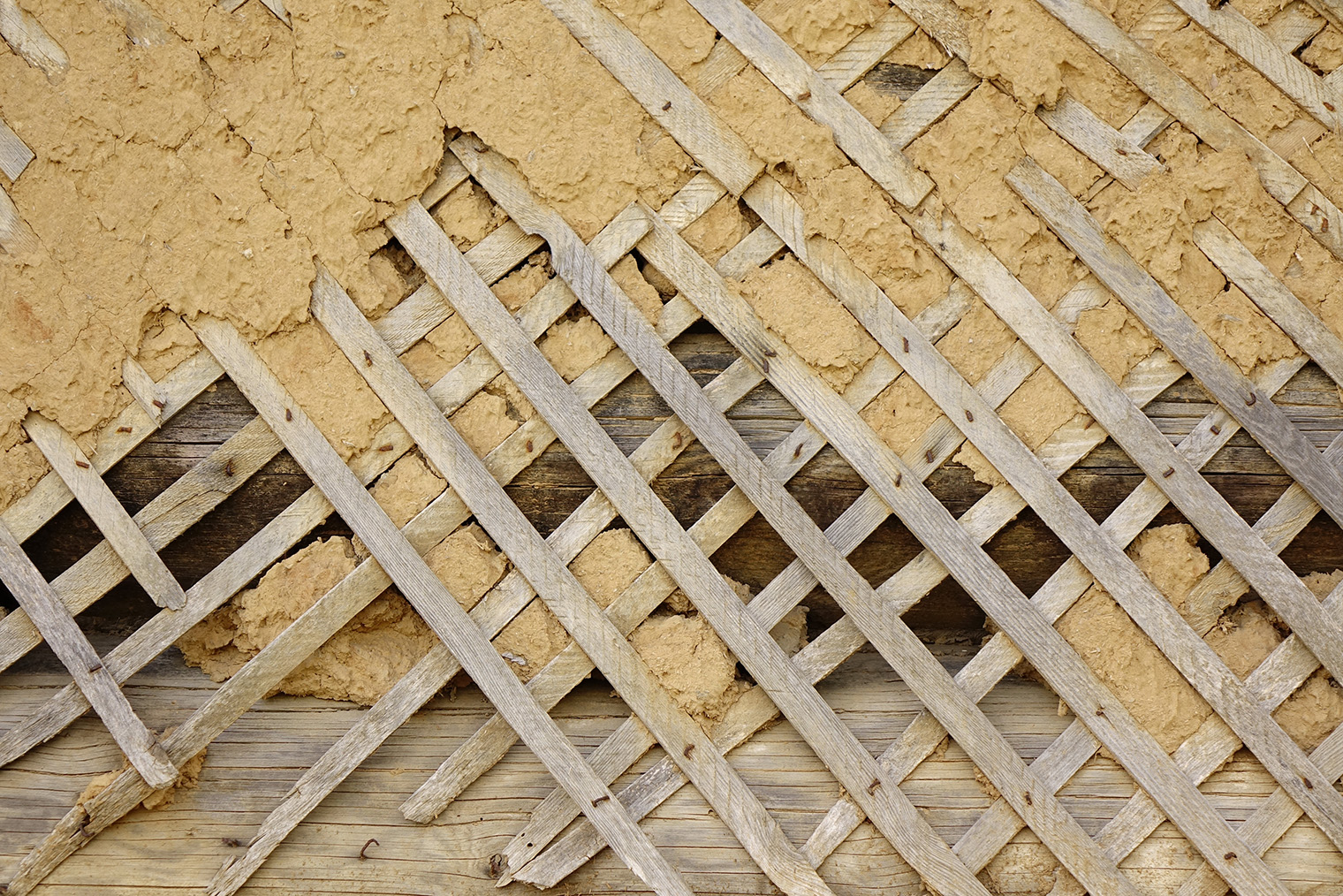 Конструкция перегородки-дранки с каркасом из досок и слоем штукатурки. Фотография: AVN Photo Lab / Shutterstock / FOTODOM