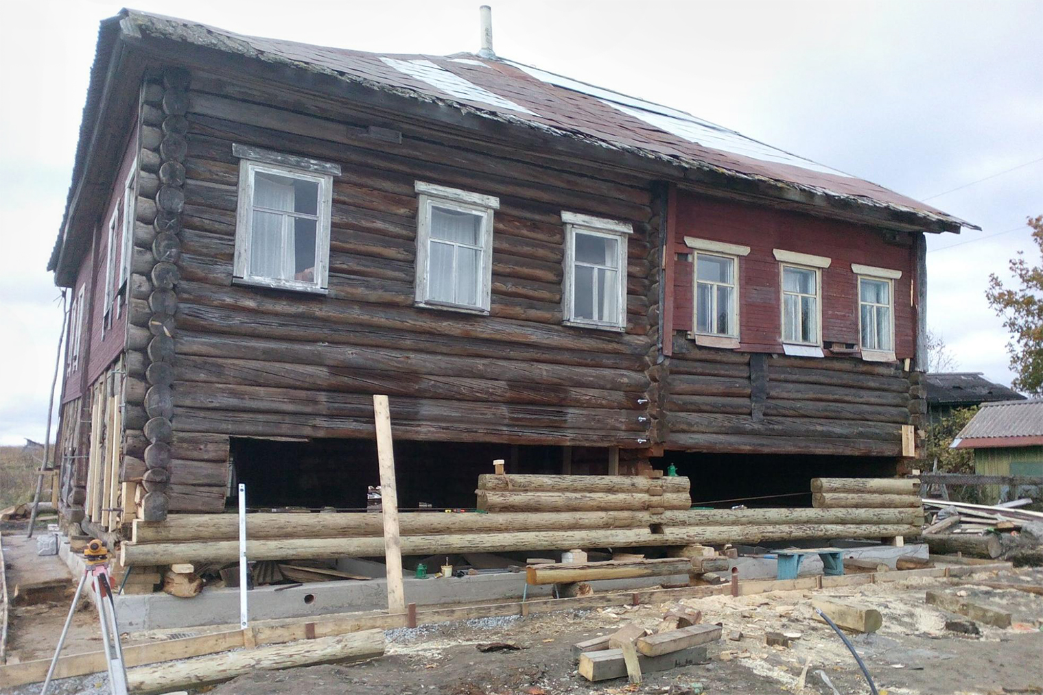 При приемке работы я увидел, что одни стены выше других примерно на 20 см. Пришлось заставлять переделывать