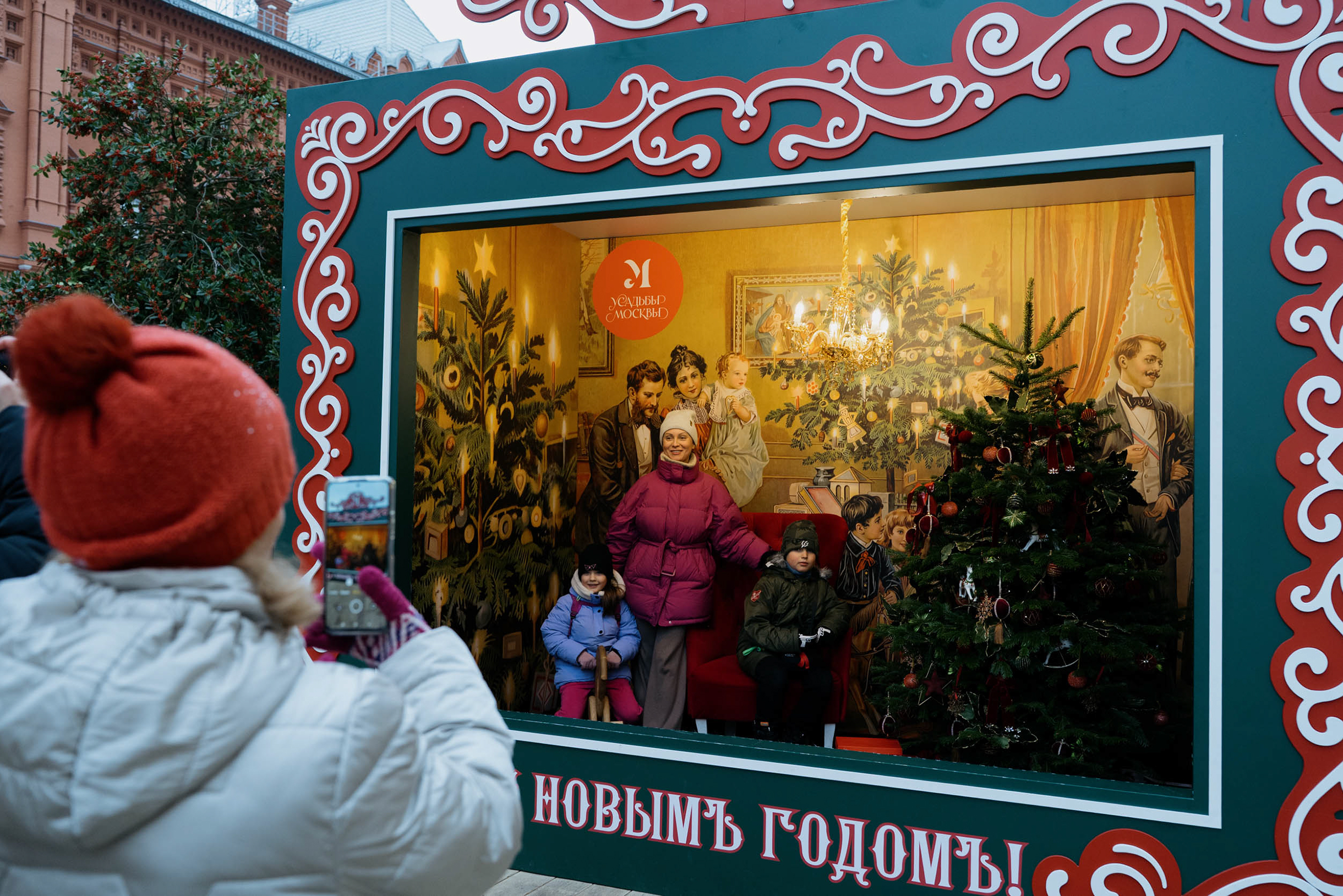 У праздничной инсталляции много желающих сфотографироваться, но очередь движется быстро