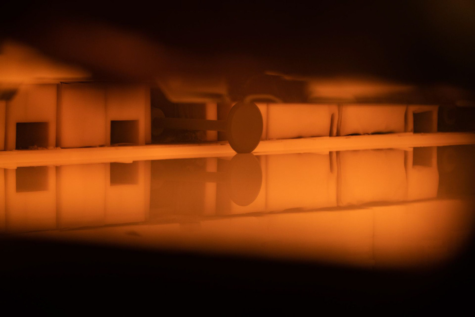 Так стекло плывет по расплавленному олову. © Larta Glass