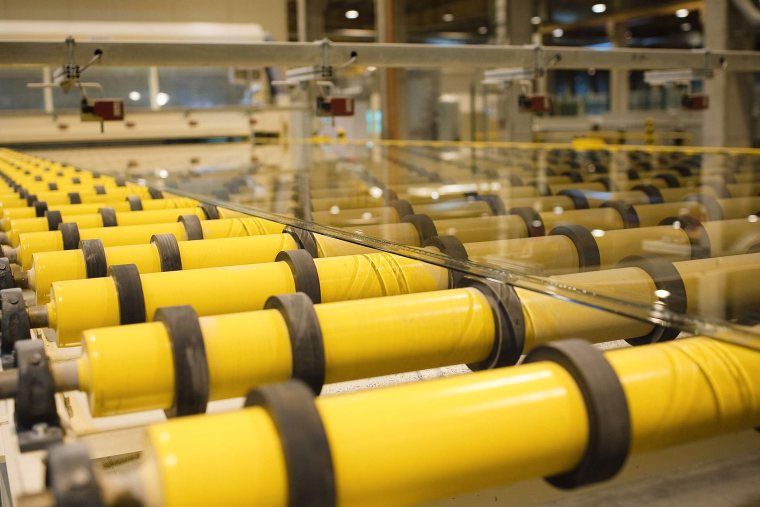 Далее стекло поэтапно остужают до температуры +50 °C, а перед нарезкой на листы ленту стекла сканируют на дефекты оптическими сканерами. Так они контролируют всю поверхность стекла. © Larta Glass