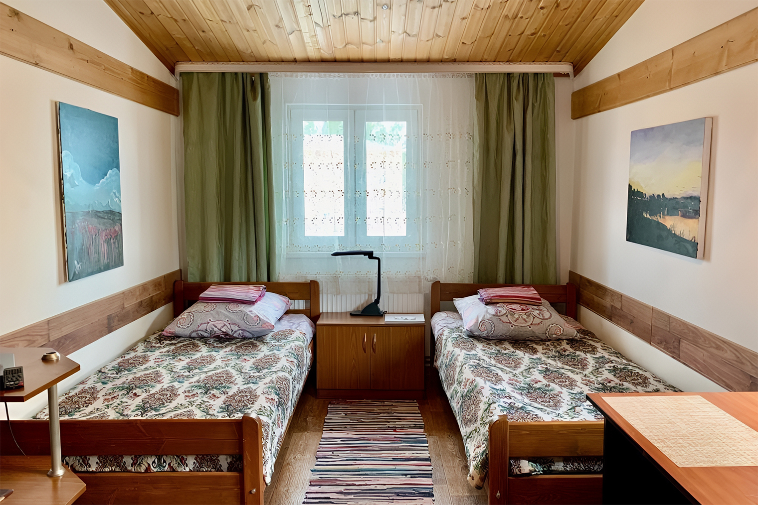 Интерьер комнат в гостевых домах может напоминать дачу. © verzilin-home.ru