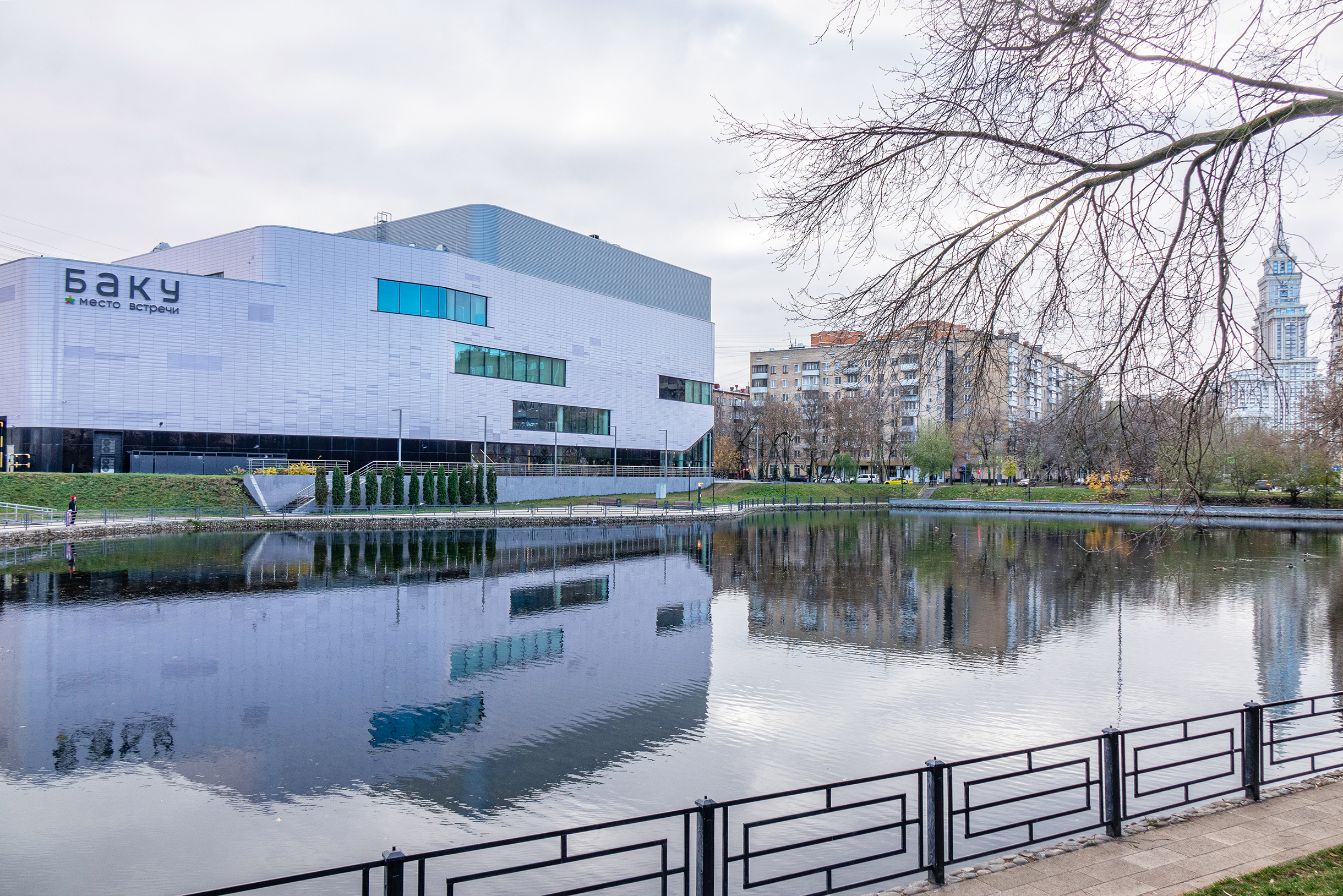 В торговом центре «Баку» у Амбулаторного пруда работают рестораны, спортивный зал и магазины