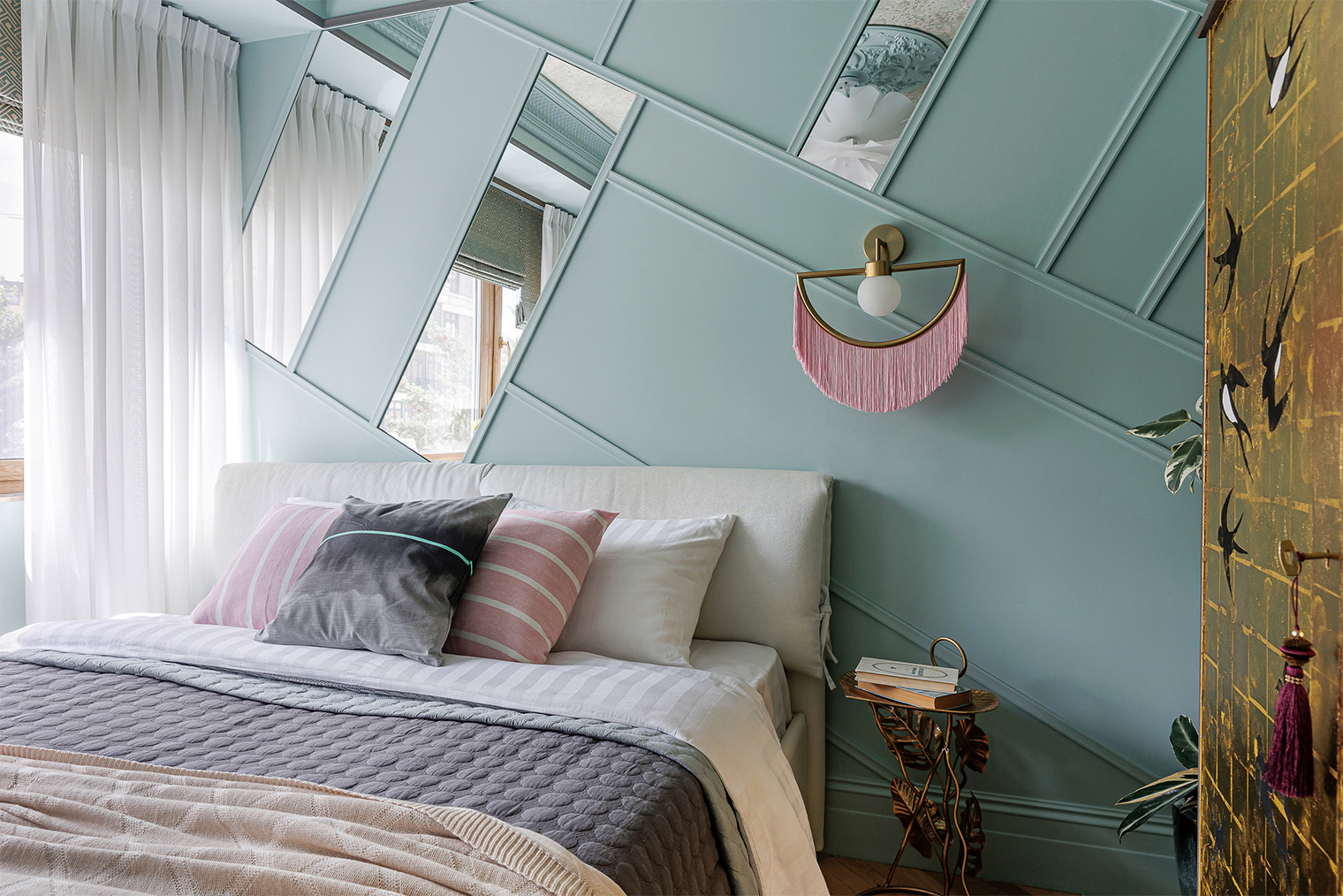 Кроме плинтусов на стене используют панели, молдинги и карнизы — это элементы архитектурного декора. Они изготовлены из тех же материалов, что и плинтусы. Такой вариант отделки набирает популярность, потому что позволяет придать интерьеру завершенность и добавить глубины. © Дизайн-бюро Carmine Home